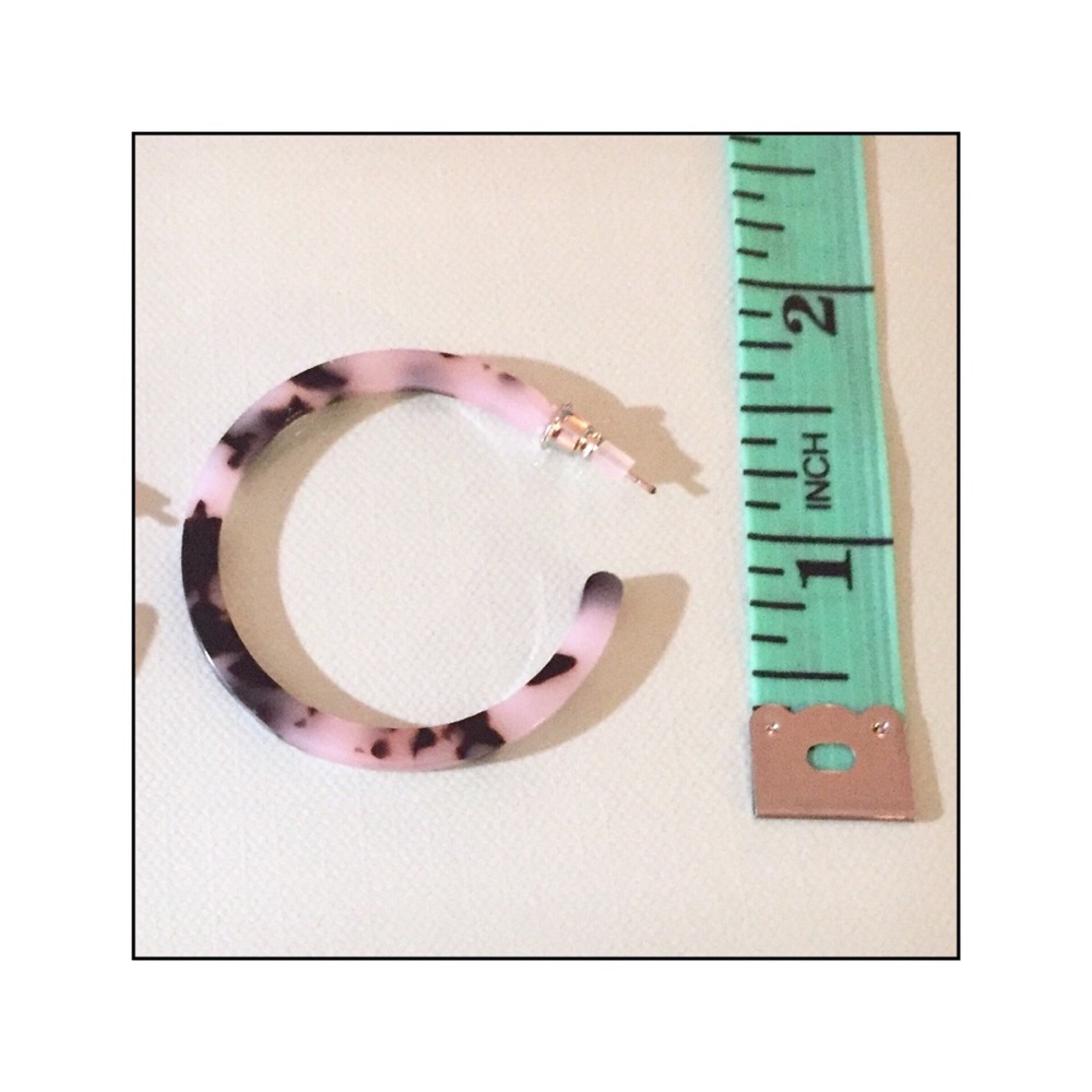 New Tortoise Pattern Hoop Earrings in Blush Tone - Picture 5 of 11